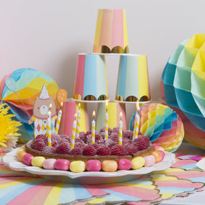 Bougies d'anniversaire sur gâteau